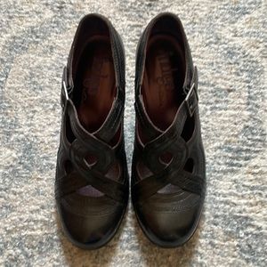 Vintage looking Indigo Black Pump